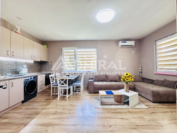 Едноетажна къща с двор в с. Полски Извор само на 17 км от Бургас.