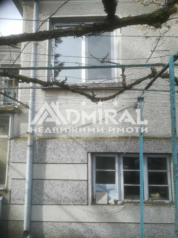 Двуетажна къща на 40км. от Бургас