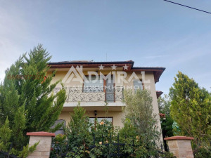 Продава двуетажна къща в кв.Банево