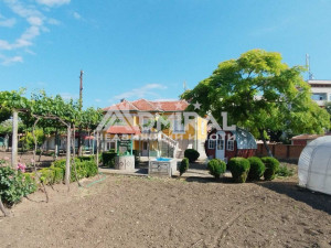Просторна двуетажна къща с голям двор в центъра на гр. Стралджа