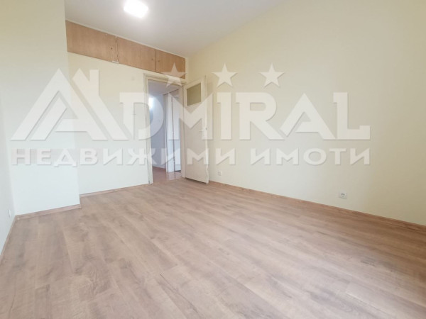 Просторен и светъл апартамент в широкия център на Бургас