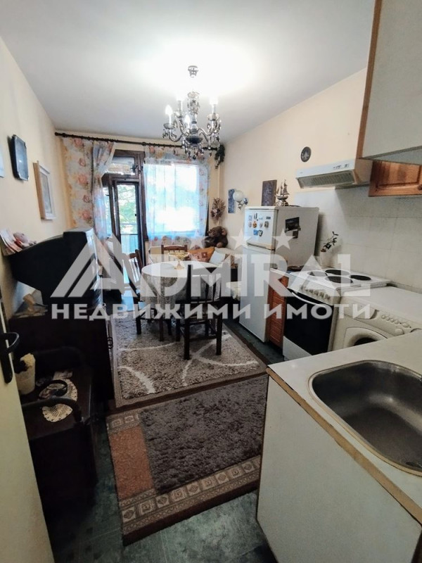 Продава тристаен апартамент в ж.к.Славейков