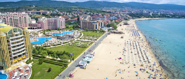 Хотел с магазини в центъра на к.к 