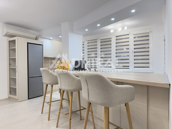 Тристаен  апартамент под наем с гараж и паркомясто на ул. 