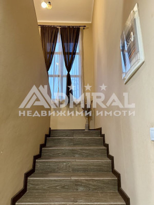 НОВА КЪЩА / три спални / двор 800м2 / /изрядни документи /